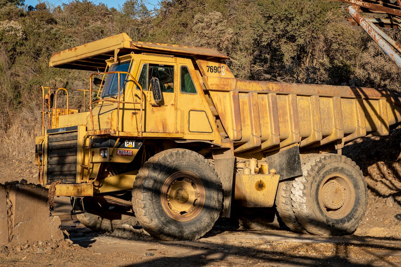 Soges Gold s'engage pour une mine responsable et durable A heavy-duty dump truck on a construction site during daytime, showcasing industrial machinery in action.